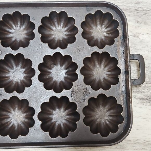 Cast Iron Turks Head Handled Muffin Pan Antique Heavy 12 Slot Unmarked Gatemark? - Picture 3 of 15